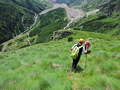 Scendendo all'Alpe Hinderbalmo.....